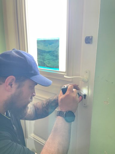 Live on the job experience on our bespoke 7 Day or 10 Day Locksmith Training Course for Beginners